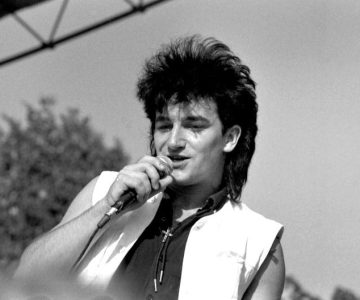 U2Bono1983 Zanger Bono van U2 tijdens een optreden
